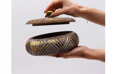 Koka trauks ar vāku un zeltījumu